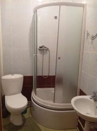 Гостевой дом Schedryk Микуличин Семейный номер с душем-22