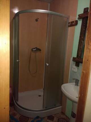 Гостевой дом Schedryk Микуличин Семейный номер с душем-32